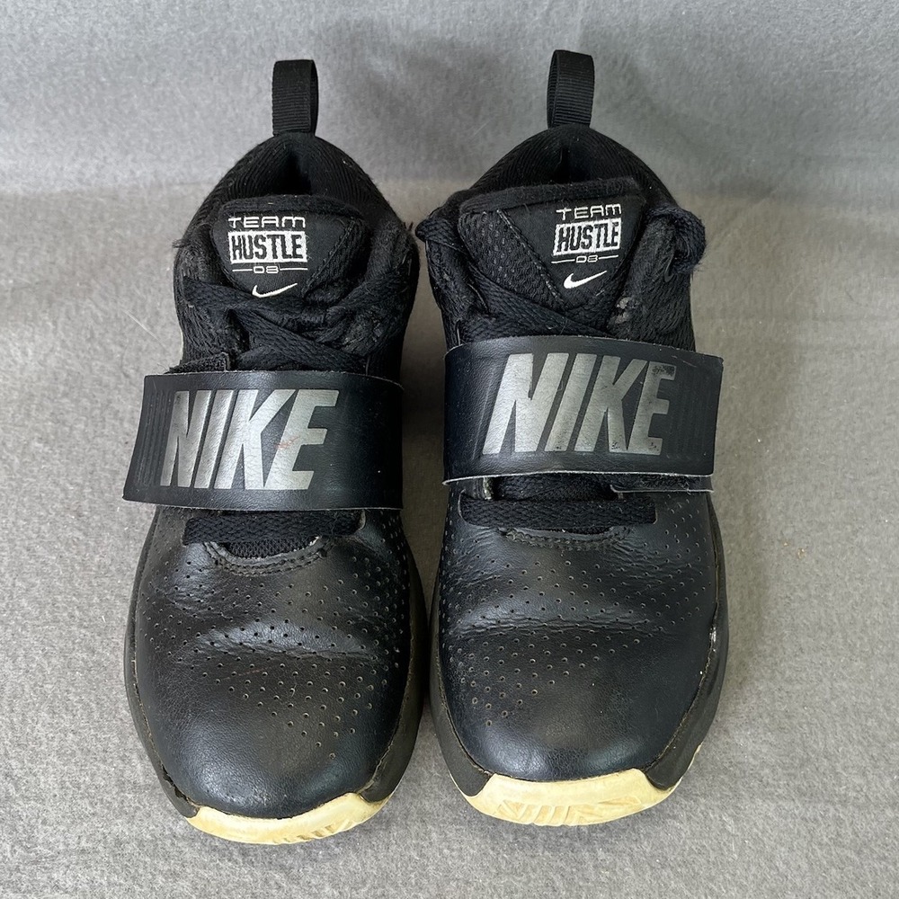 Nike 881941 Team Hustle D8 Youth size 1 Black White Basketball sneaker Shoes